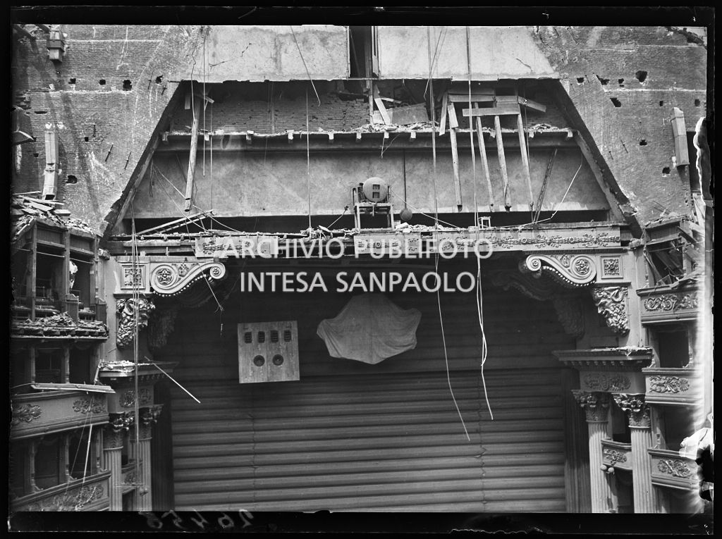 Parte soprastante il proscenio del Teatro alla Scala di Milano dopo i bombardamenti che danneggiarono gravemente il Teatro ma solo lievemente il palcoscenico protetto da una saracinesca metallica