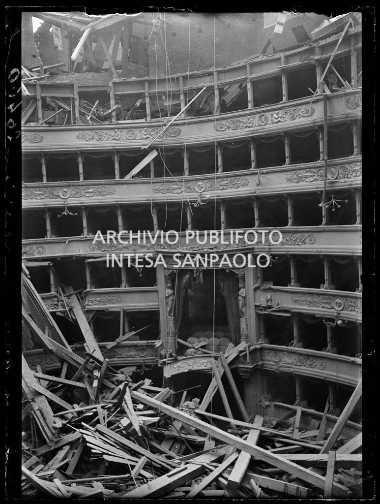 Palchi del Teatro alla Scala di Milano, tra cui il palco reale, gravemente danneggiati dopo i bombardamenti che hanno causato il crollo del tetto e della volta centinata sottostante distruggendo in parte il quinto e sesto ordine di gallerie e danneggiando il proscenio e la platea.