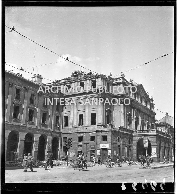 Scorcio esterno del Teatro alla Scala di Milano, gravemente danneggiato dai bombardamenti che hanno causato anche il crollo del tetto