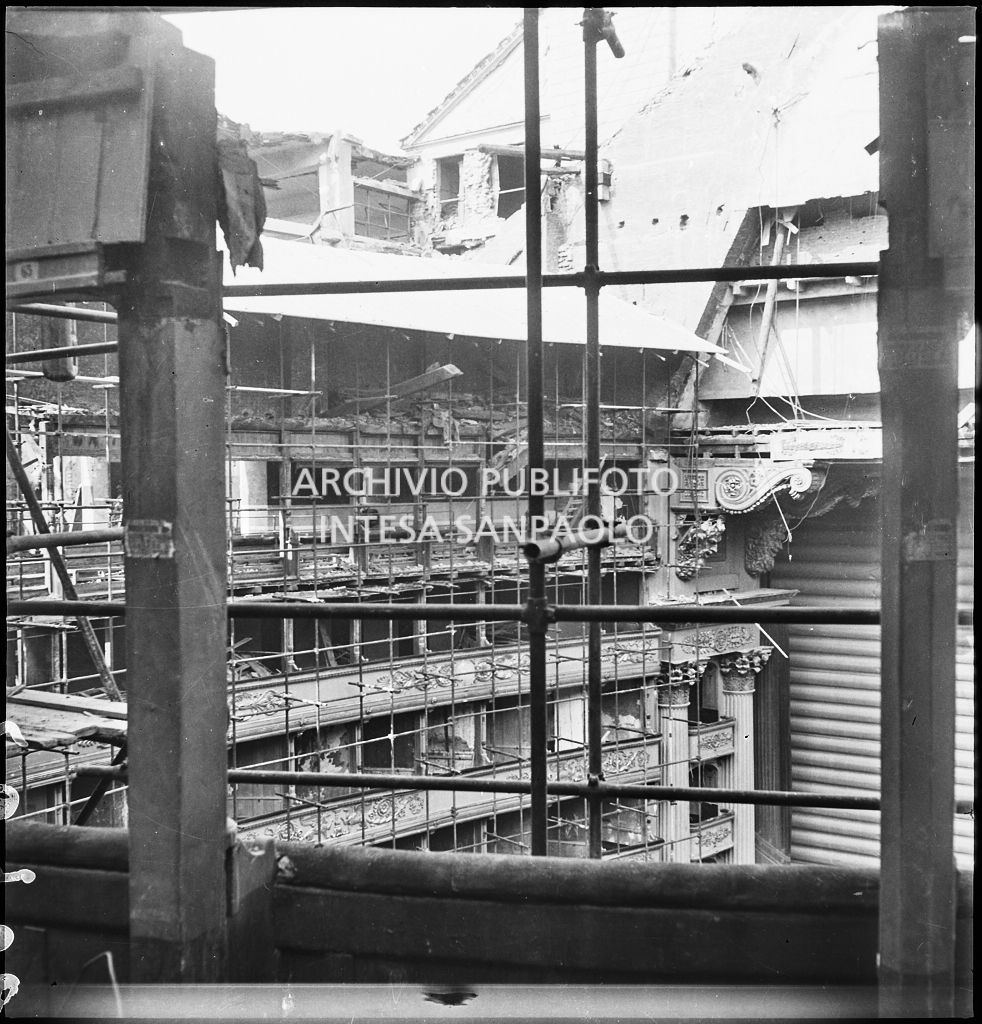 Struttura in tubi metallici, installata all'interno del Teatro alla Scala di Milano, immediatamente dopo i bombardamenti che lo hanno gravemente danneggiato causando il crollo del tetto. La struttura tubolare, oltre che mettere in sicurezza il Teatro ha consentito la realizzazione di una copertura provvisoria