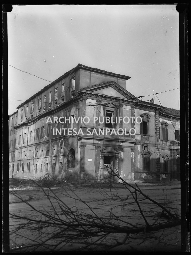 Palazzo del Senato, nell'omonima via a Milano, gravemente danneggiato dai bombardamenti