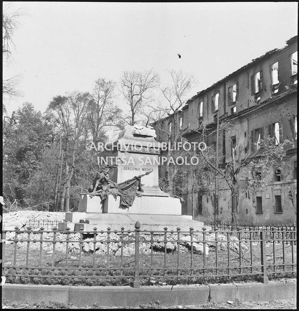 Ciò che rimane del monumento a Giacomo Medici, in via Senato a Milano, distrutto dai bombardamenti che hanno gravemente danneggiato anche Palazzo del Senato che si intravede sulla destra