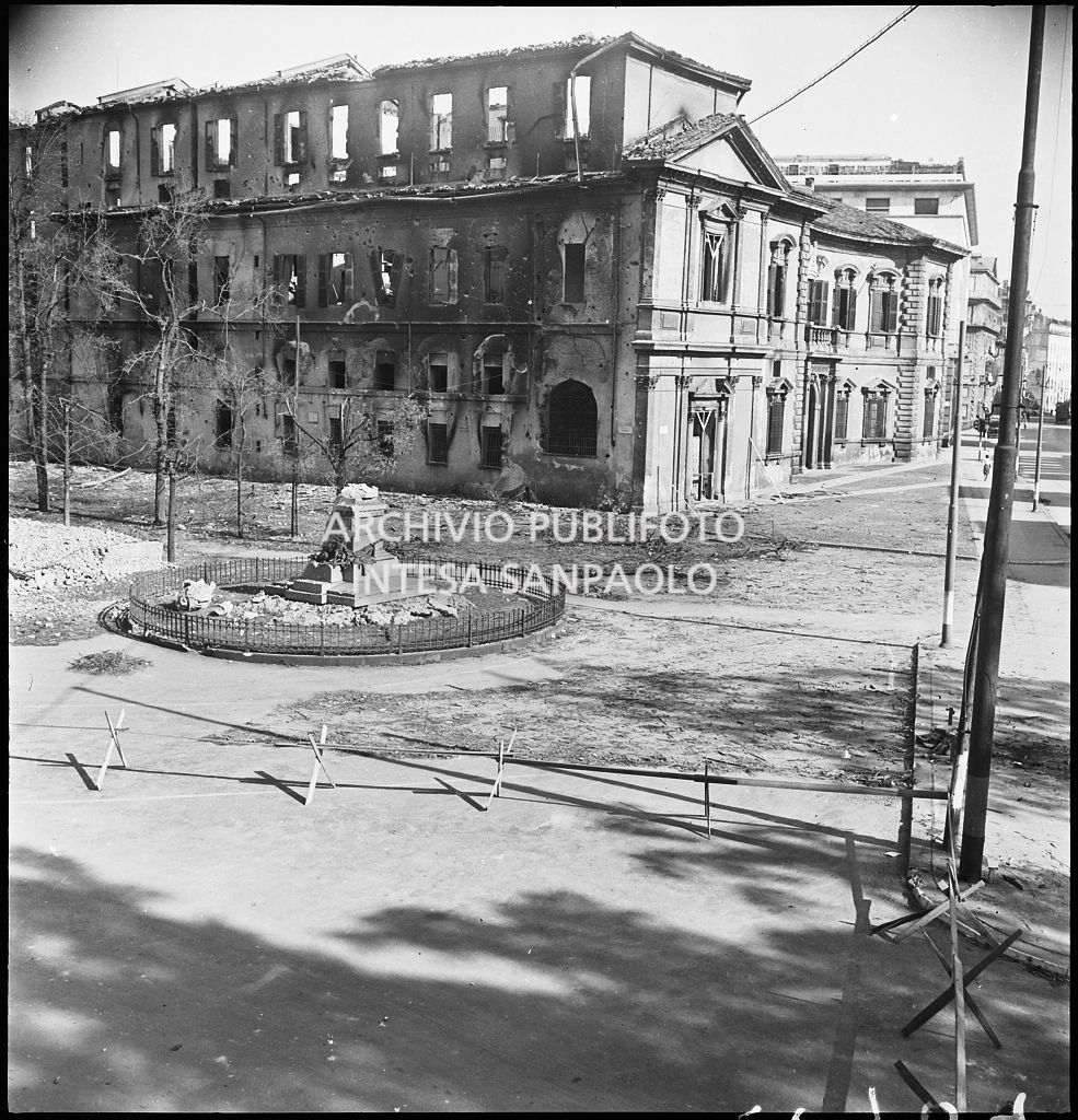 Ripresa dall'alto dell'incrocio tra via Senato e via Marina, a Milano: sulla destra Palazzo del Senato, gravemente danneggiato dai bombardamenti e e a sinistra ciò che rimane del monumento a Giacomo Medici, distrutto dagli attacchi aerei