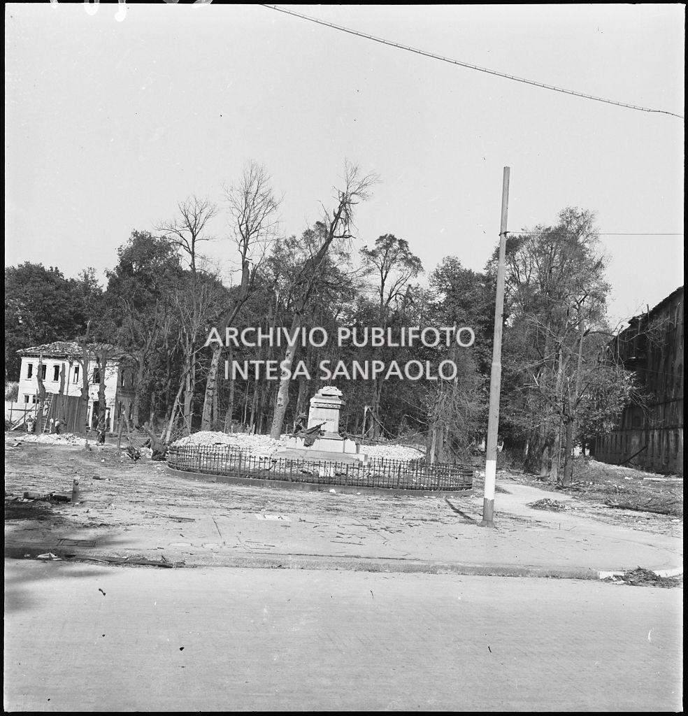 Ciò che rimane del monumento a Giacomo Medici, in via Senato a Milano, distrutto dai bombardamenti