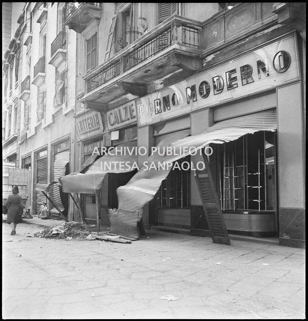 Saracinesche di negozi deformate dai bombardamenti