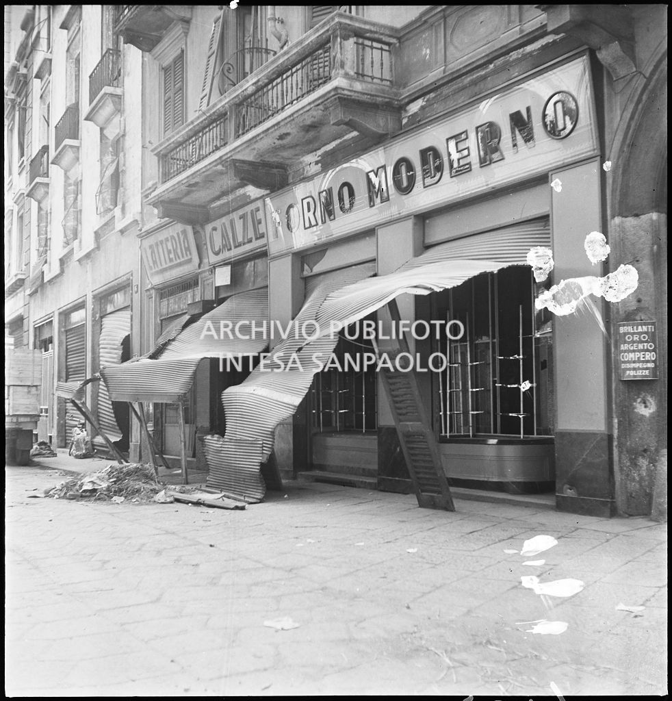 Saracinesche di negozi deformate dai bombardamenti