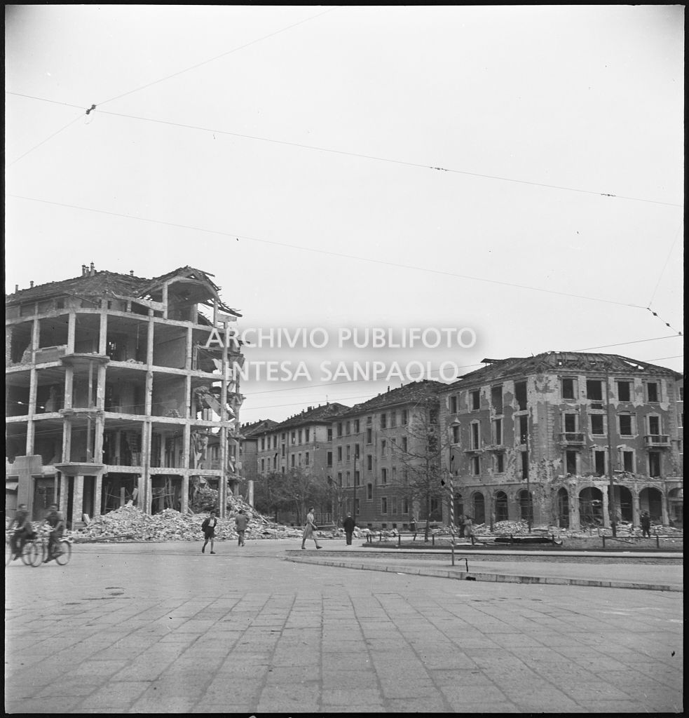 Edifici sventrati dai bombardamenti in piazzale Emilio Tonoli (oggi piazza Ascoli) a Milano