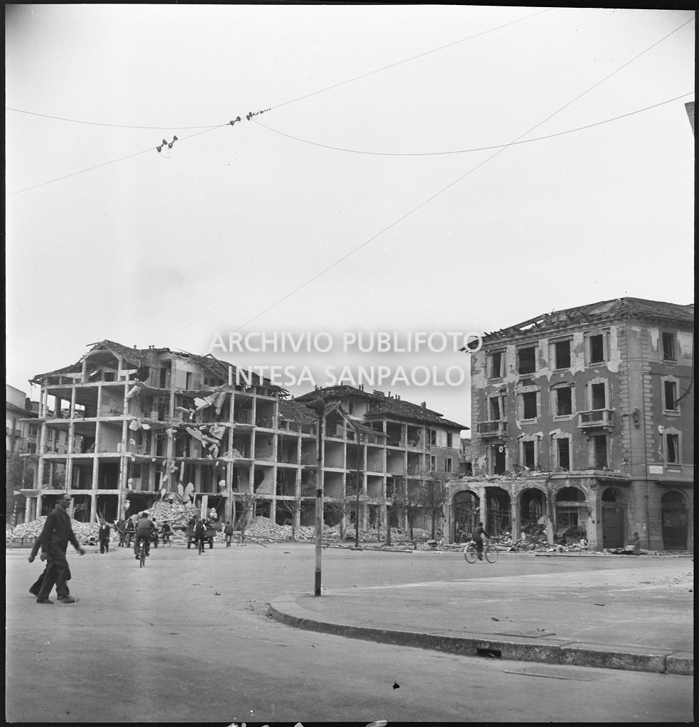 Edifici sventrati dai bombardamenti in piazzale Emilio Tonoli (oggi piazza Ascoli) a Milano