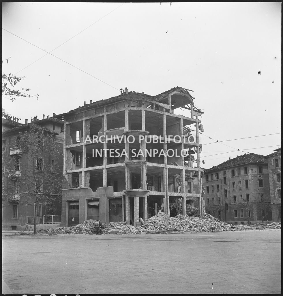 Edifici sventrati dai bombardamenti in piazzale Emilio Tonoli (oggi piazza Ascoli) a Milano