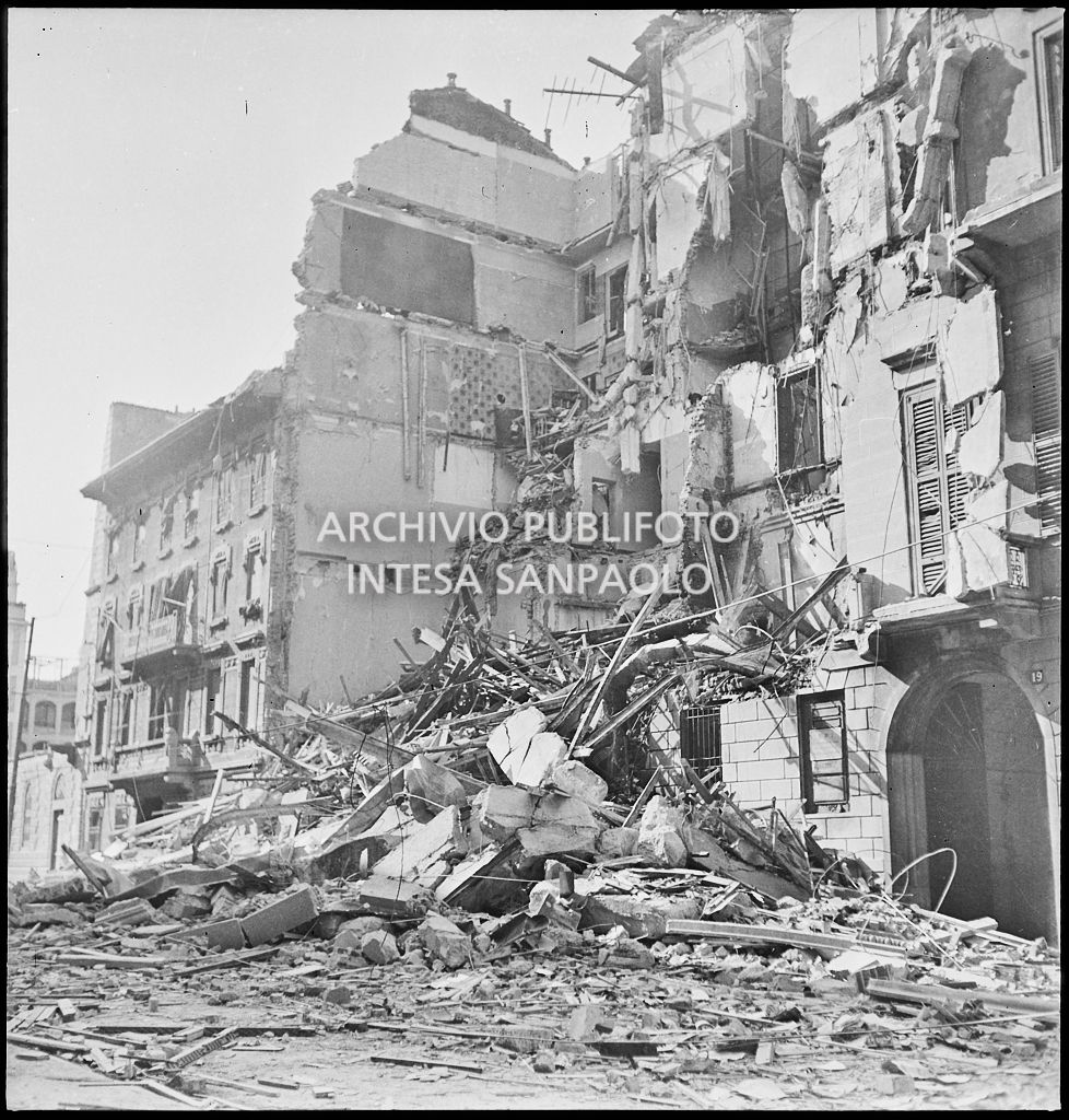 Edificio distrutto dai bombardamenti in piazzale Emilio Tonoli (oggi piazza Ascoli) a Milano