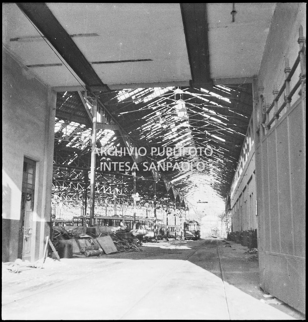 Interno di un deposito ATM bruciato a causa dei bombardamenti