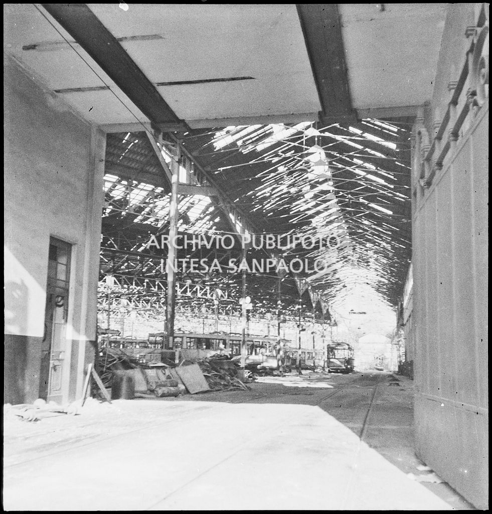 Interno di un deposito ATM bruciato a causa dei bombardamenti