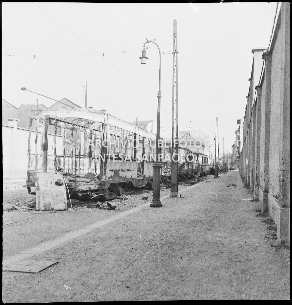 Carcasse di tram bruciati durante i bombardamenti di Milano