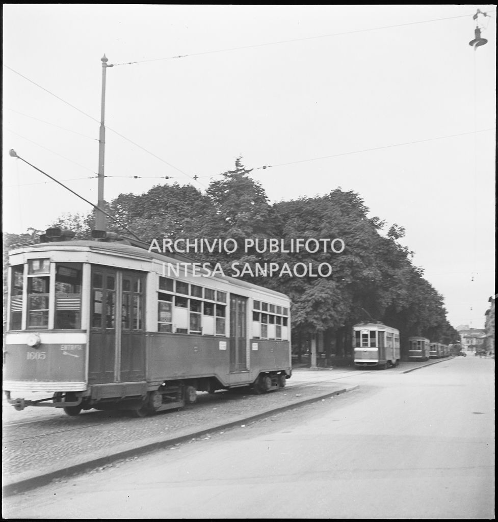 Tram tipo 1928 incolonnati in corso Indipendenza a Milano, nei giorni dei bombardamenti della città; le vetture hanno le fasce bianche, per aumentarne la visibilità durante l'oscuramento, e i vetri infranti riparati con fogli di compensato
