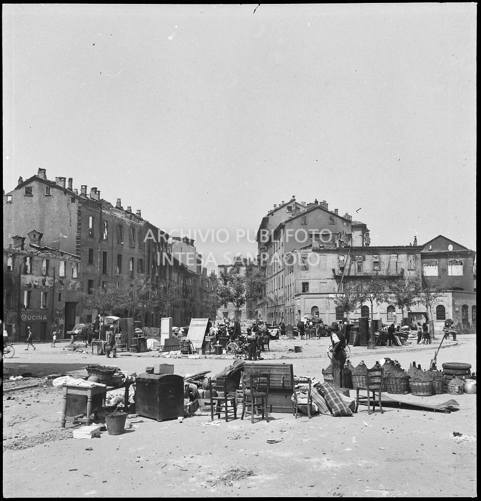 Masserizie in piazza Vetra a Milano, recuperate dagli edifici bombardati