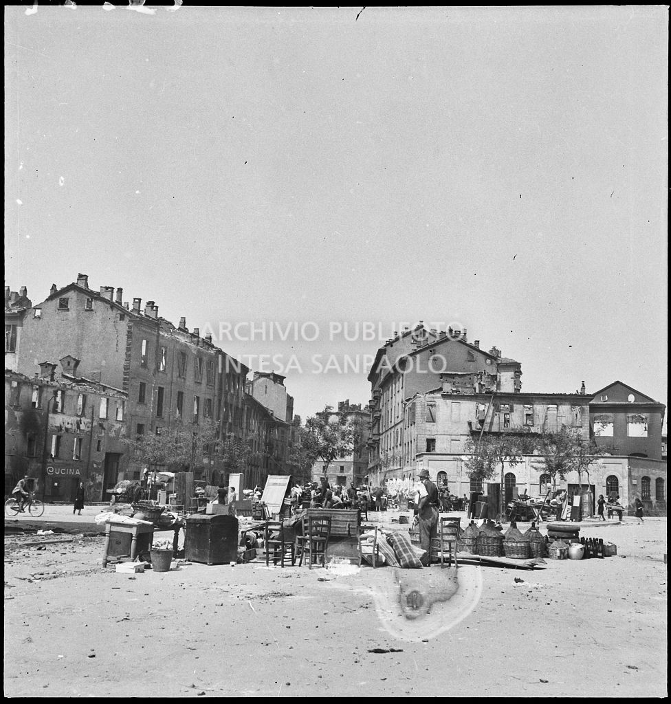 Masserizie in piazza Vetra a Milano, recuperate dagli edifici bombardati