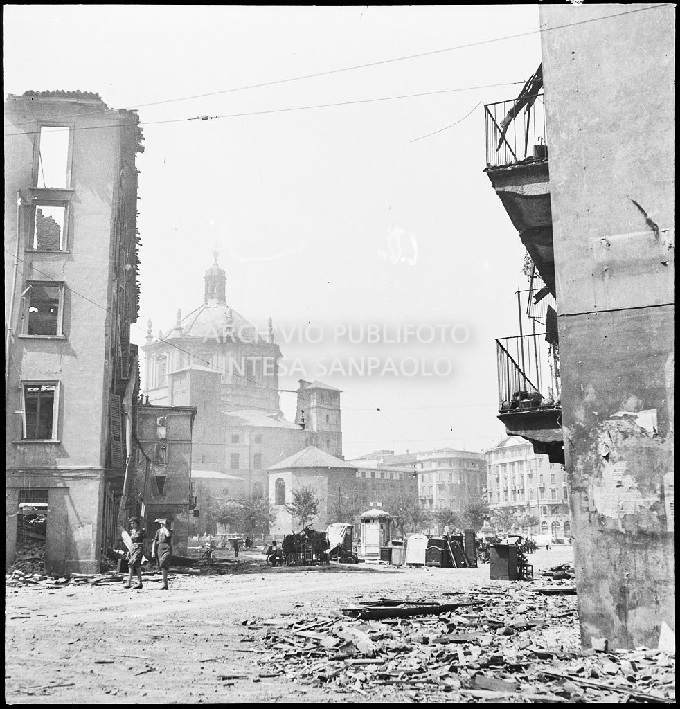Masserizie in piazza Vetra a Milano, recuperate dagli edifici bombardati; sullo sfondo la Basilica di San Lorenzo Maggiore