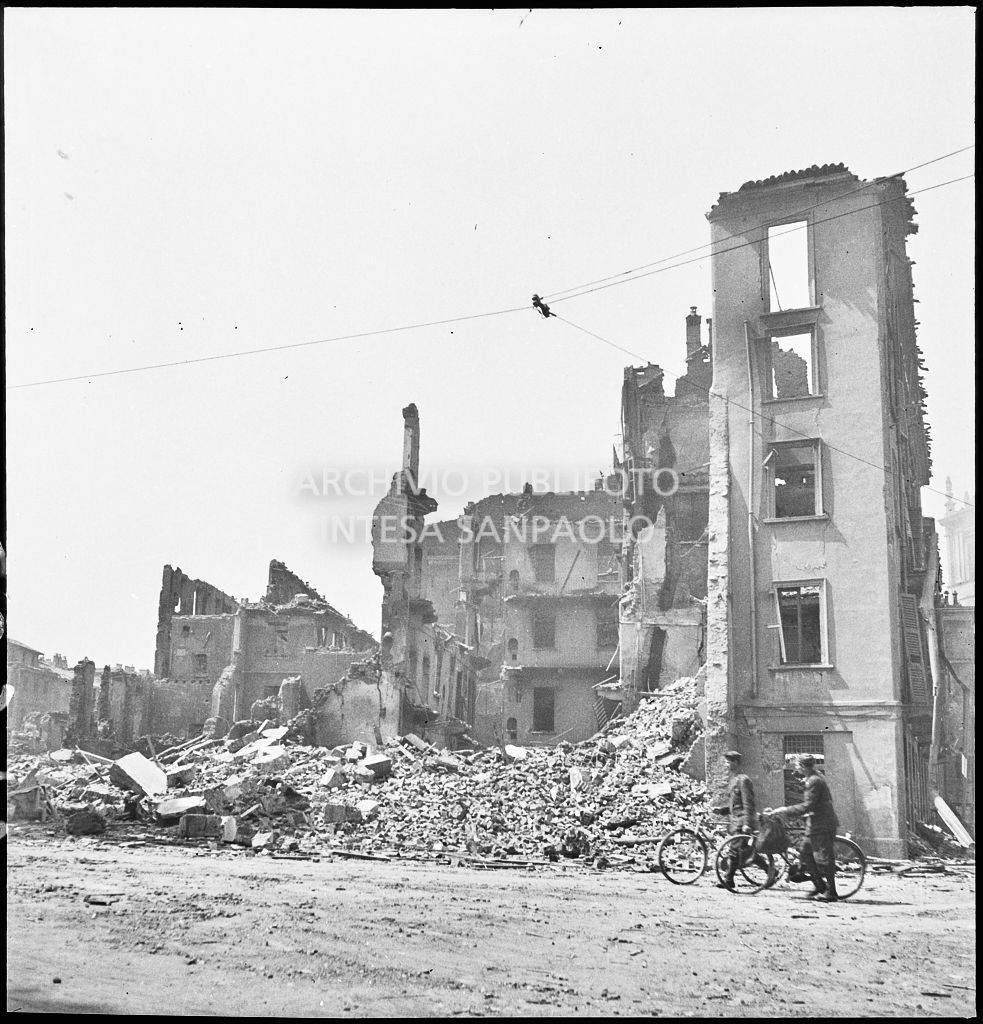Edifici distrutti dai bombardamenti nei dintorni di piazza Vetra a Milano