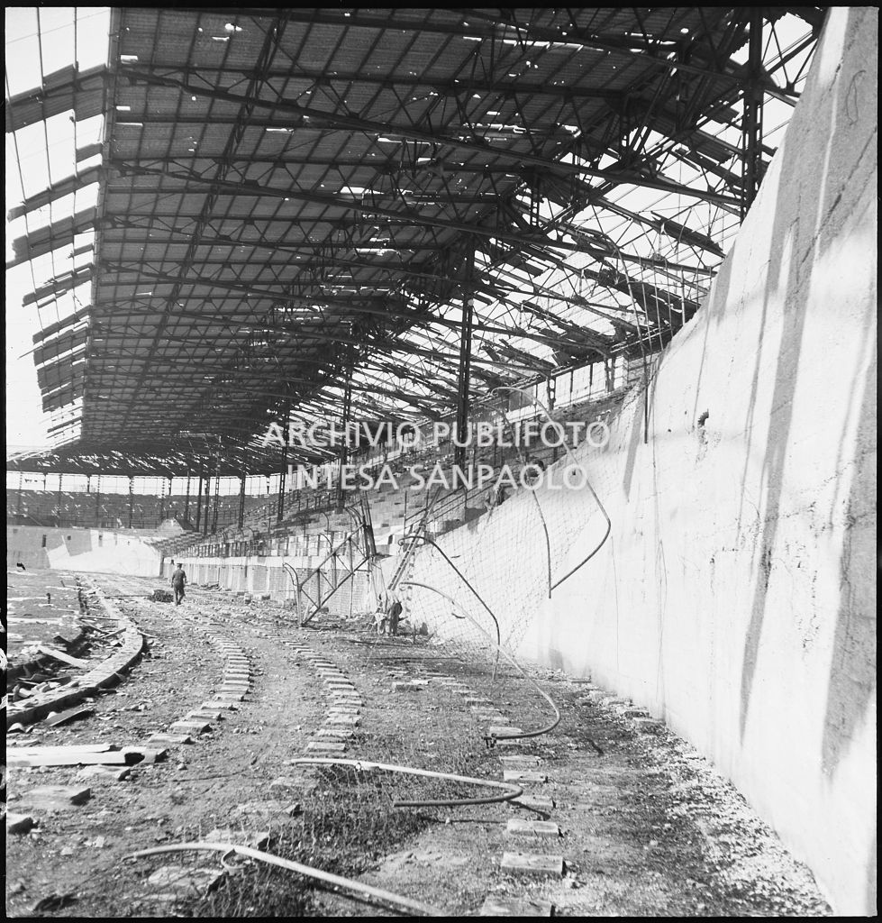 Pista del velodromo Vigorelli distrutta dai bombardamenti che hanno gravemente danneggiato tutto l'impianto sportivo