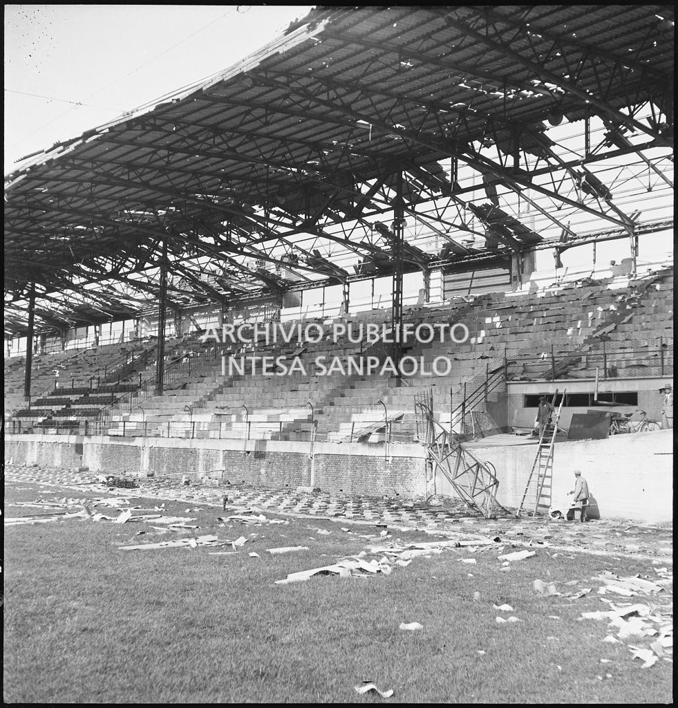Gradinate e pista del Velodromo Vigorelli gravemente danneggiati dai bombardamenti