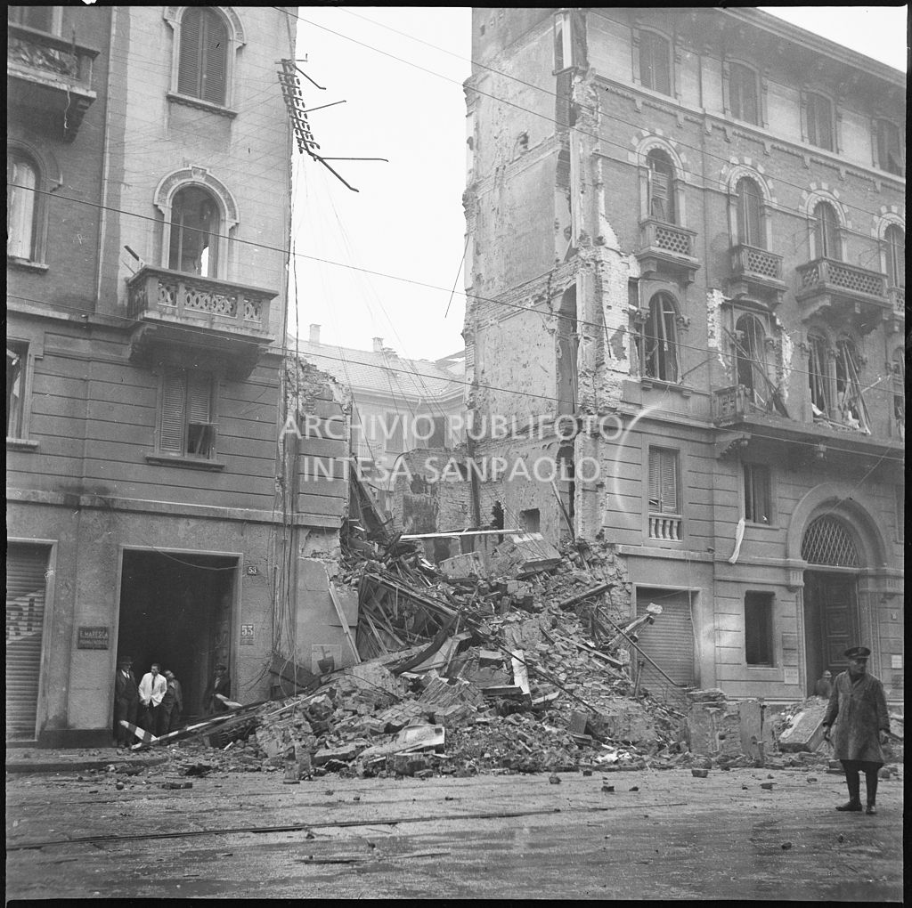 Edificio distrutto dai bombardamenti in corso Buenos Aires a Milano