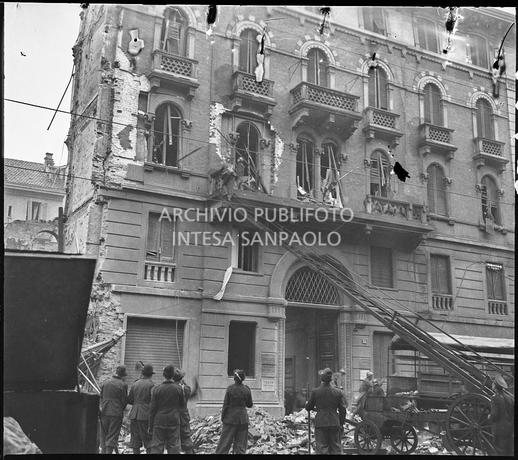 Intervento dei vigili del fuoco su un edificio colpito dai bombardamenti in corso Buenos Aires a Milano