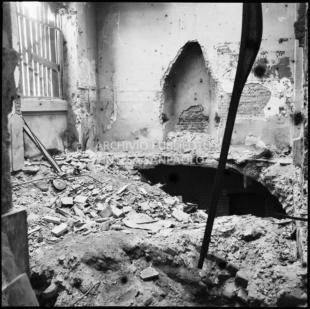 Voragine nel pavimento all'interno di un edificio sventrato dai bombardamenti in corso Sempione 28 a Milano