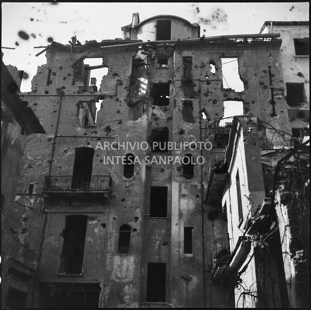 Edificio sventrato dai bombardamenti in corso Sempione 28 a Milano