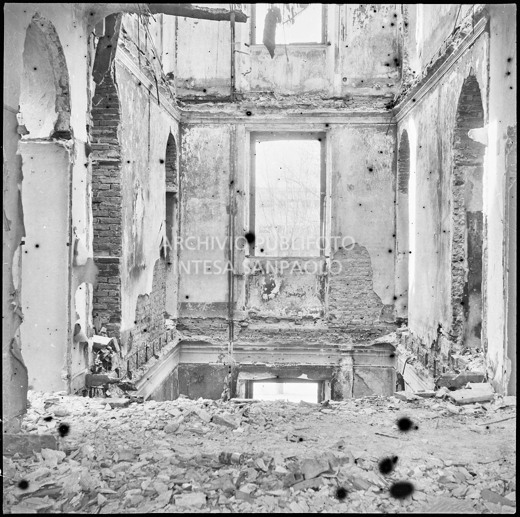 Interno di un edificio sventrato dai bombardamenti in corso Sempione 28 a Milano