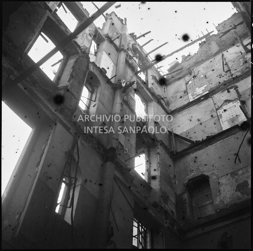 Edificio sventrato dai bombardamenti in corso Sempione 28 a Milano