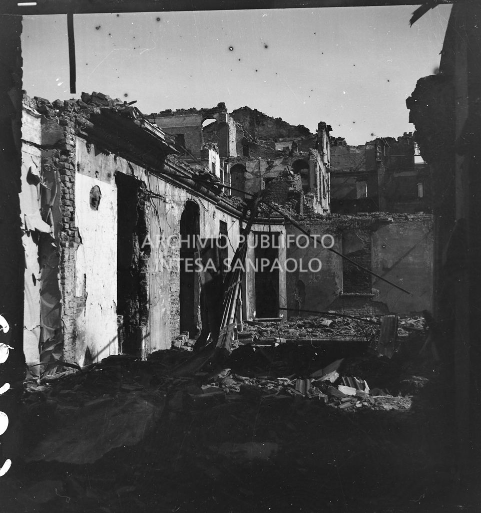 Edificio sventrato dai bombardamenti in corso Sempione 28 a Milano
