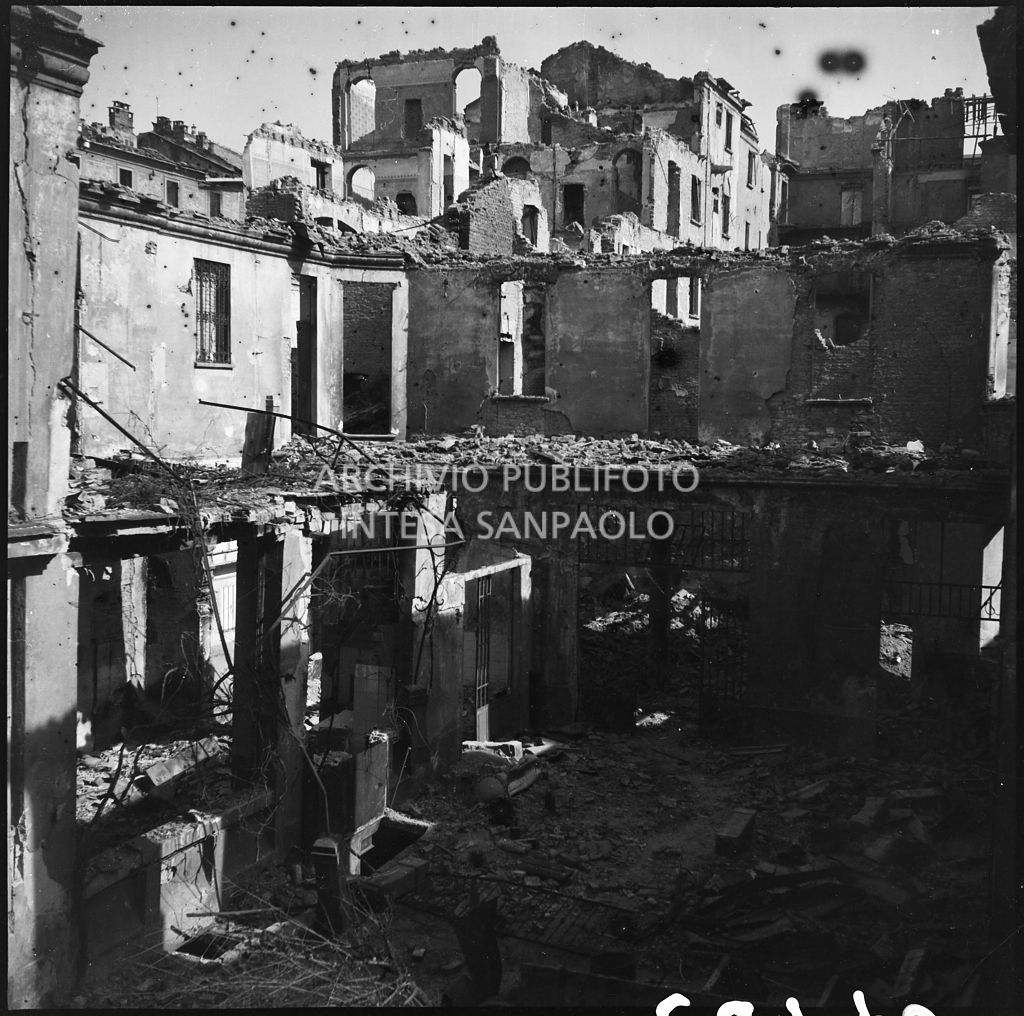 Edificio sventrato dai bombardamenti in via Giuseppe Prina 13 a Milano