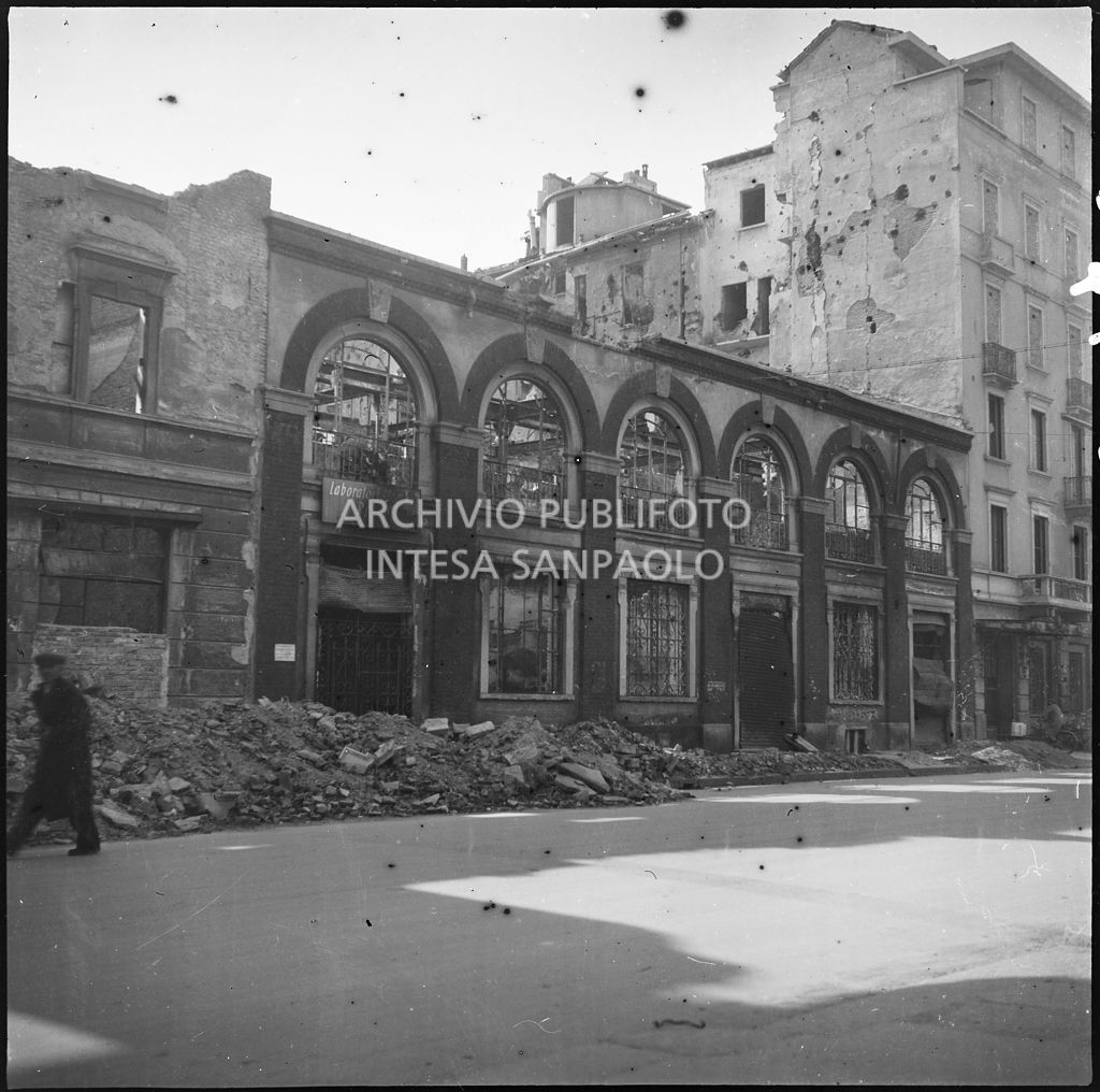 Esterno di un edificio sventrato dai bombardamenti in via Giuseppe Prina 13 a Milano