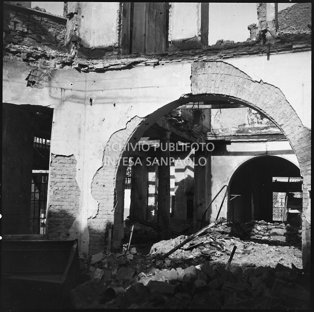 Edificio sventrato dai bombardamenti in via Giuseppe Prina 13 a Milano