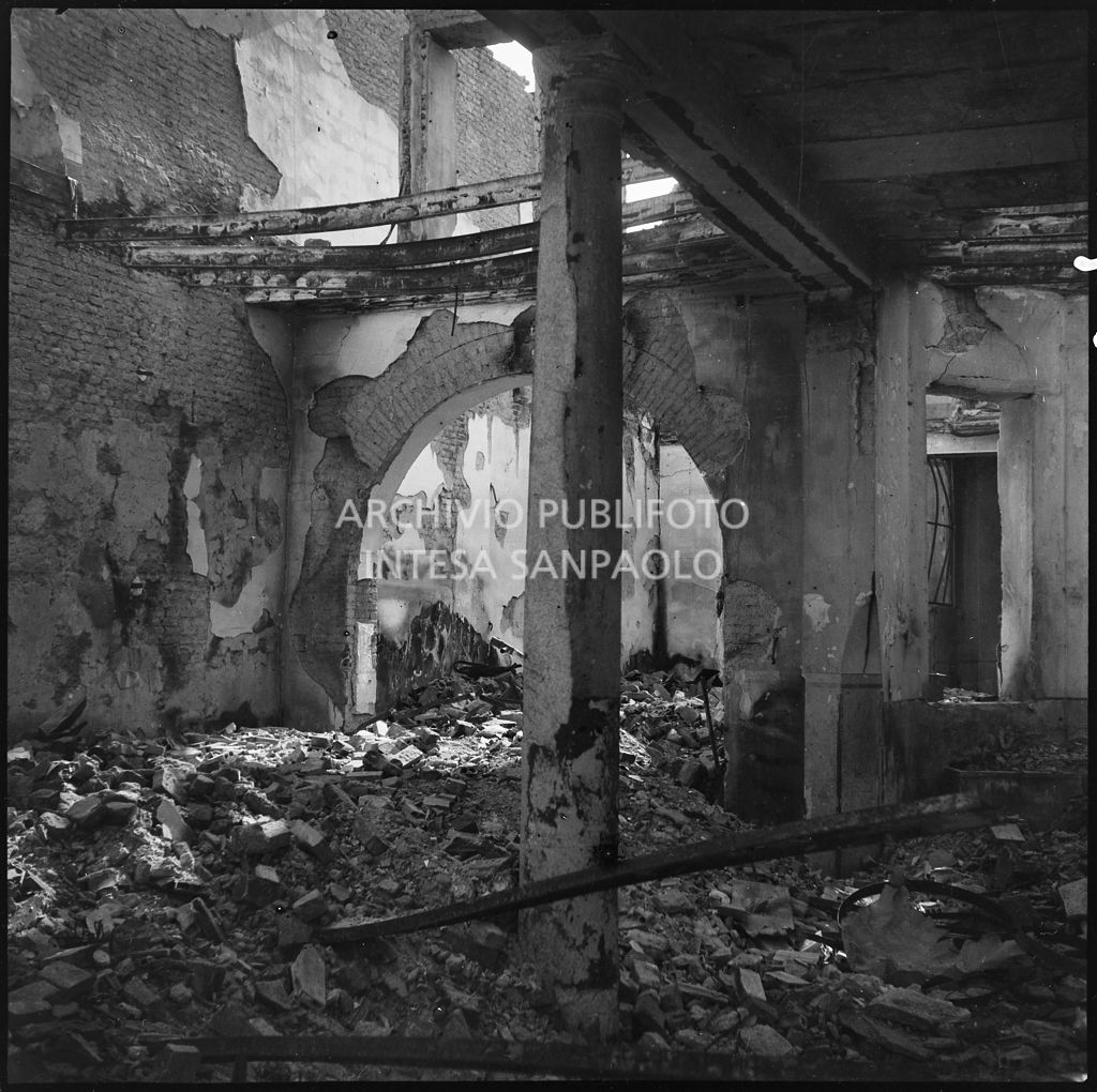 Edificio sventrato dai bombardamenti in via Giuseppe Prina 13 a Milano