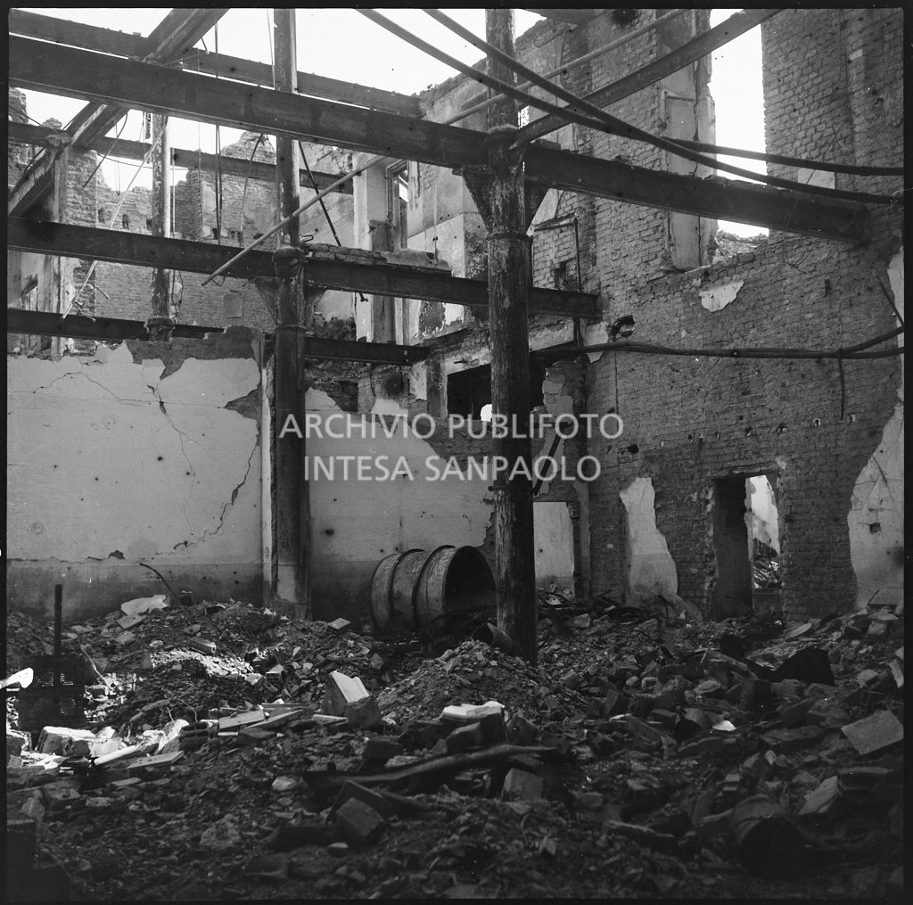 Edificio sventrato dai bombardamenti in via Giuseppe Prina 13 a Milano