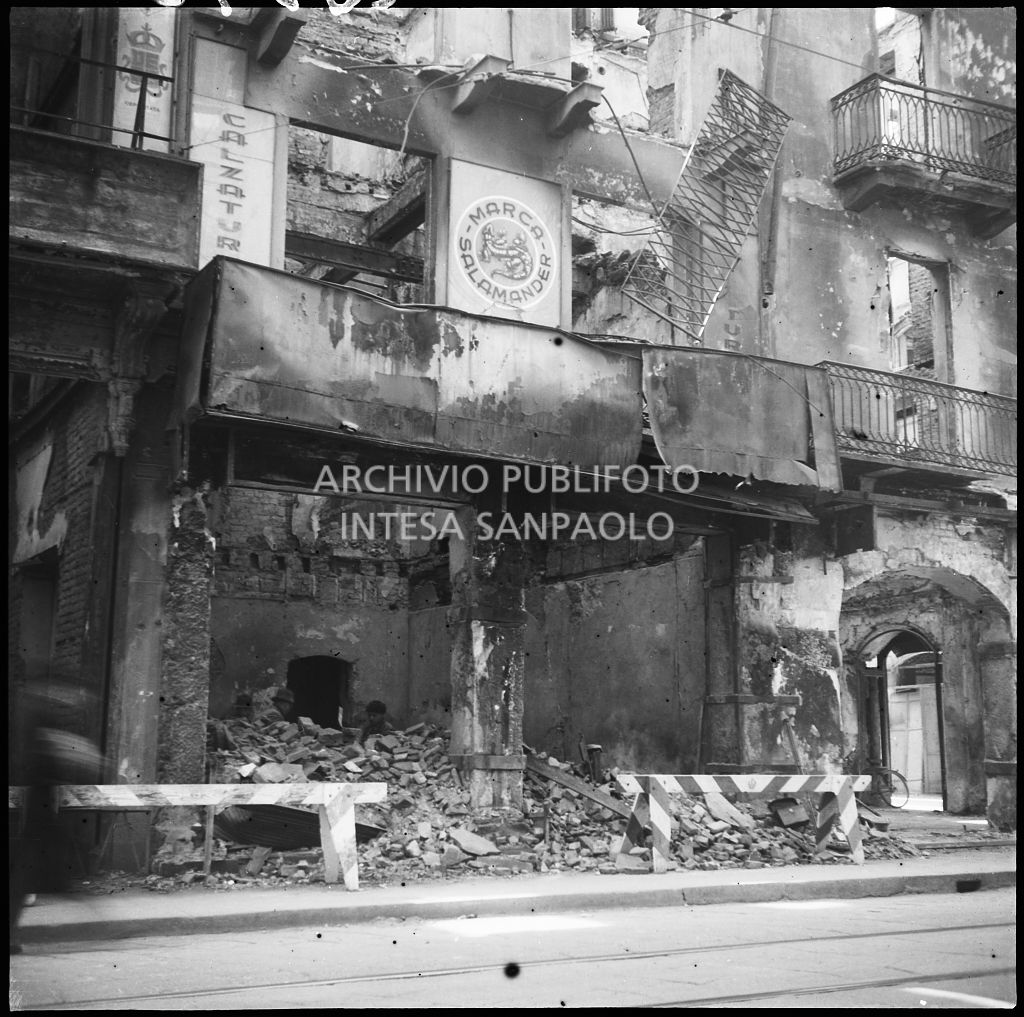 Edificio in corso Vittorio Emanuele II, a Milano, sventrato dai bombardamenti e transennato