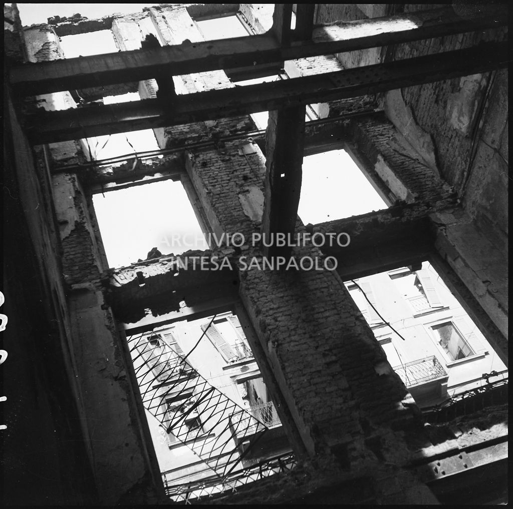 Interno di un edificio in corso Vittorio Emanuele II, a Milano, sventrato dai bombardamenti