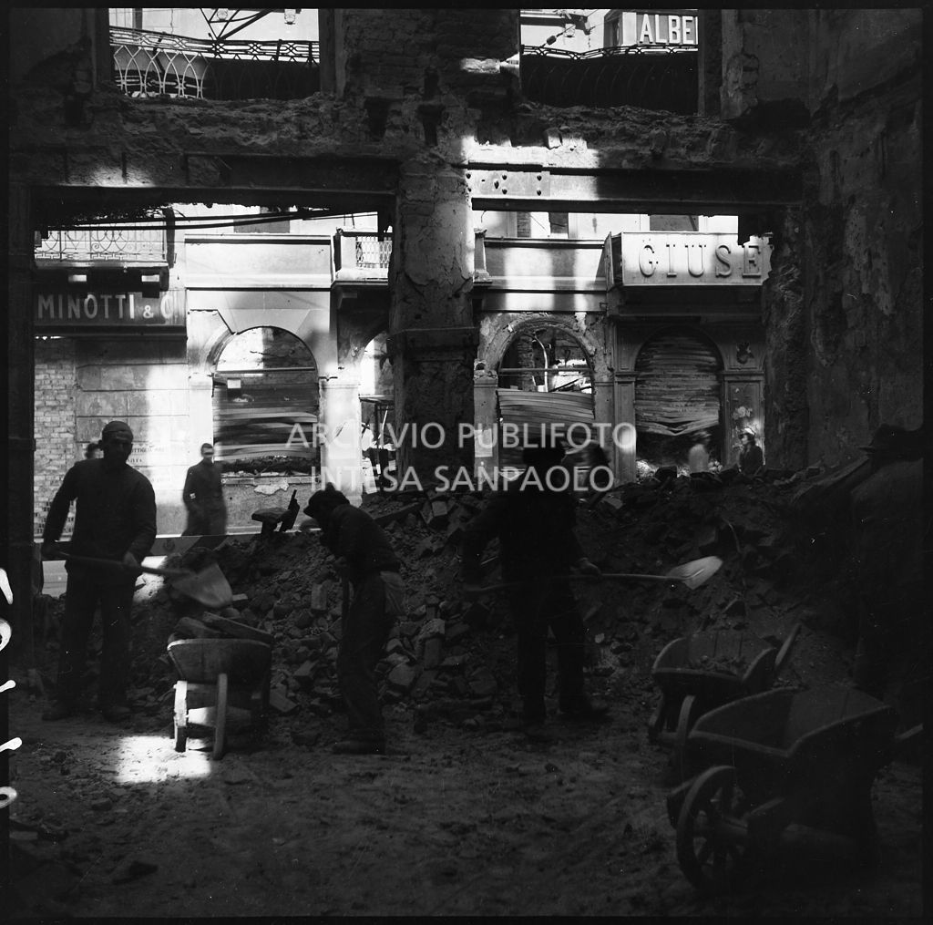 Sgombero macerie all'interno di un edificio in corso Vittorio Emanuele II, a Milano, sventrato dai bombardamenti