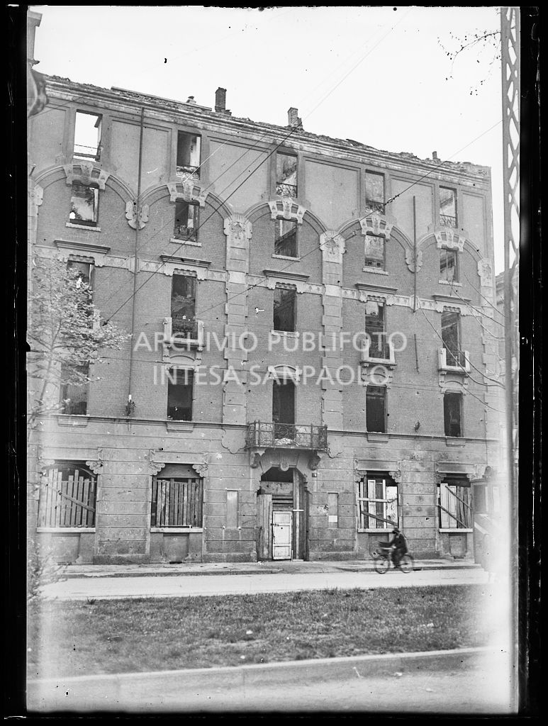 Esterno dell'edificio, al civico 28 di corso Sempione a Milano, sventrato dai bombardamenti