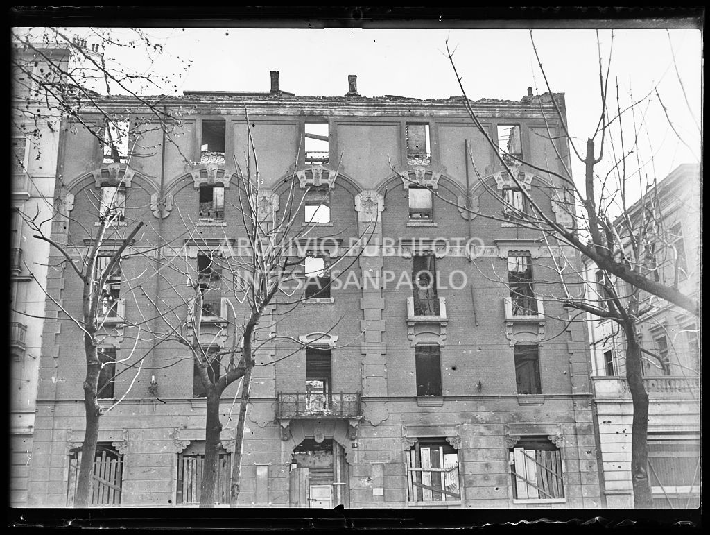Esterno dell'edificio, al civico 28 di corso Sempione a Milano, sventrato dai bombardamenti
