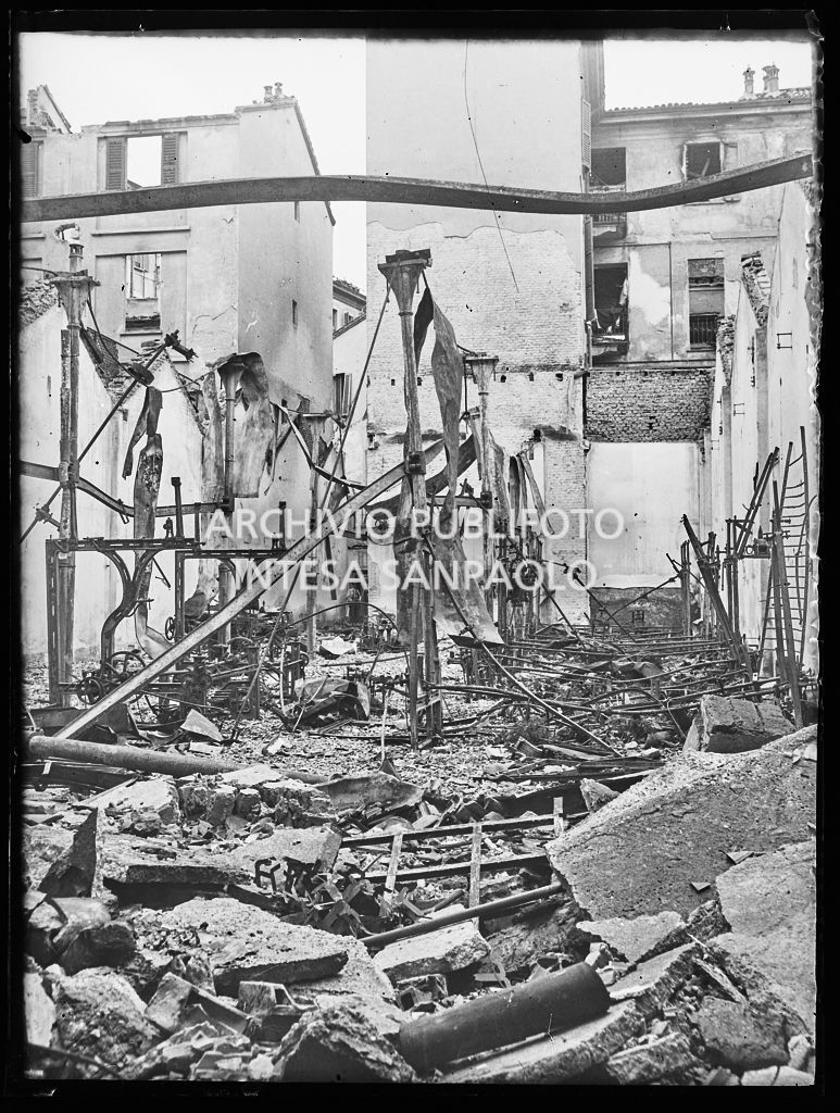 Edificio sventrato dai bombardamenti in via Varese a Milano