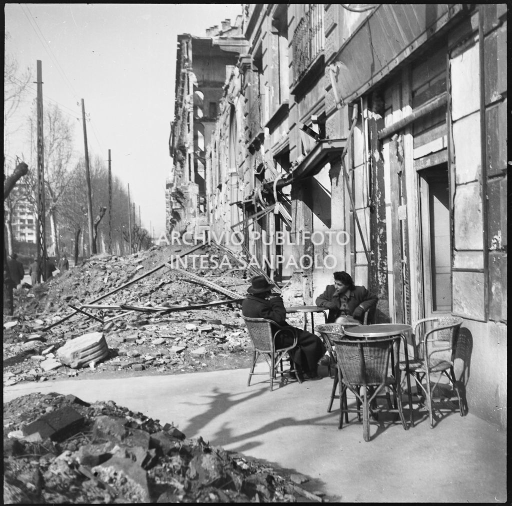 Bombardamenti. Bar fra le macerie
