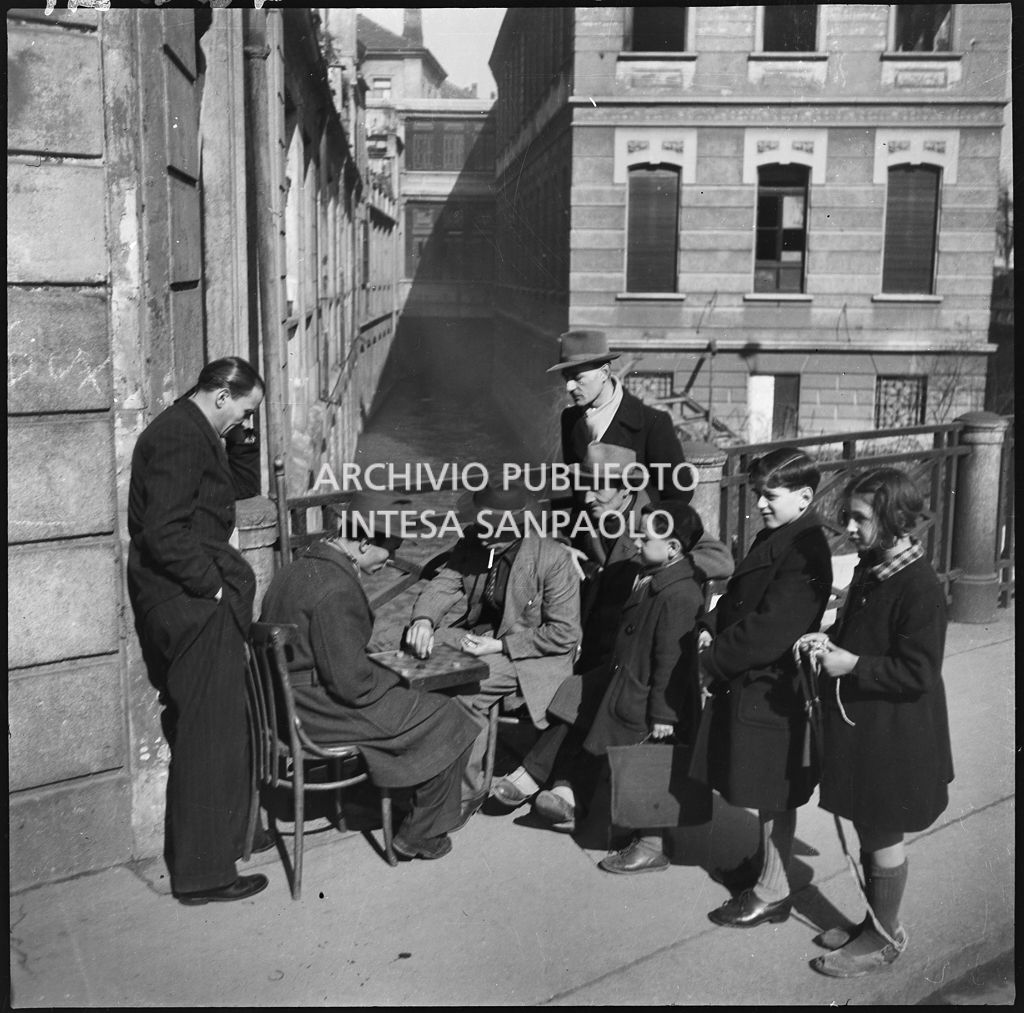 Bombardamenti. Bar fra le macerie