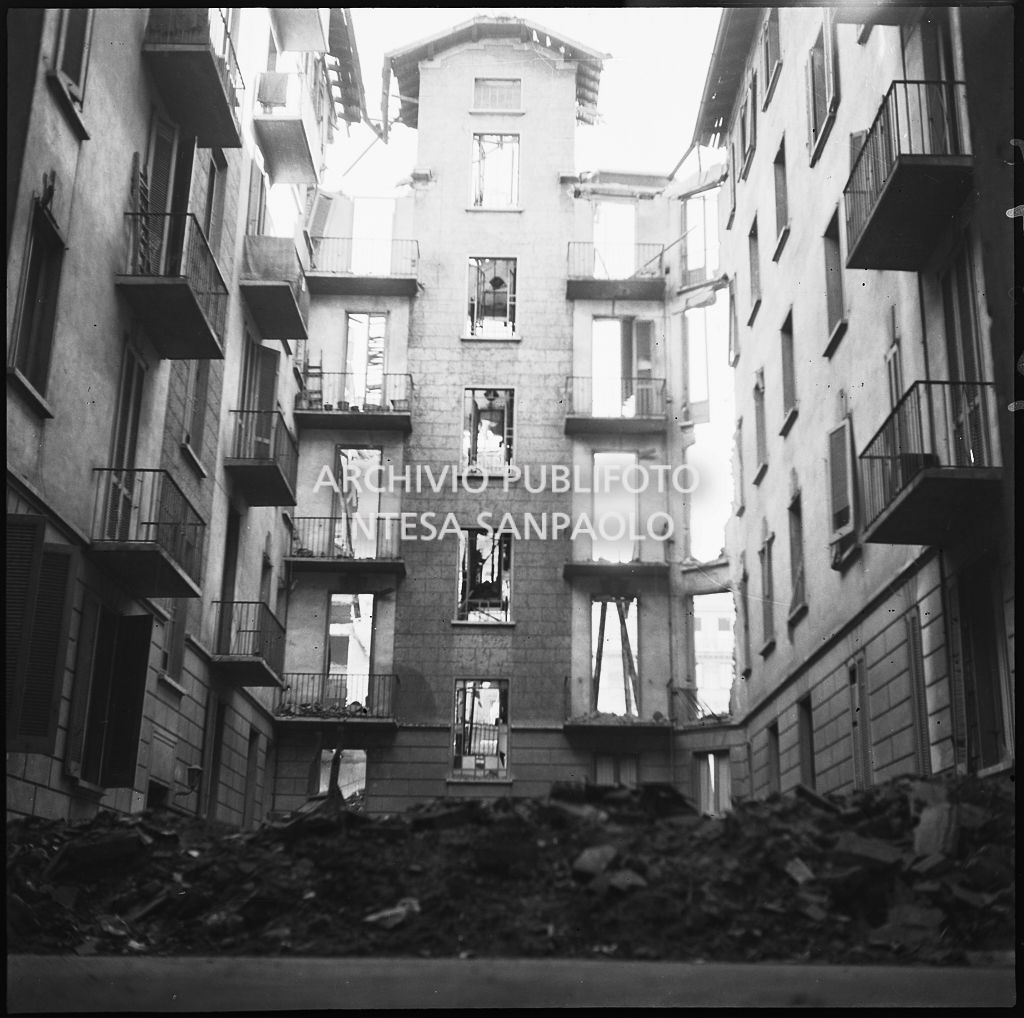 Edificio sventrato dai bombardamenti in via Goffredo Mameli 19 a Milano