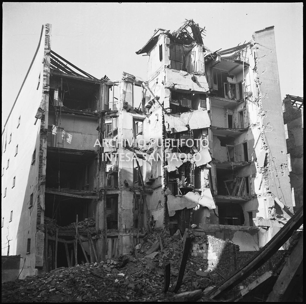 Edificio distrutto dai bombardamenti in via Goffredo Mameli 19 a Milano