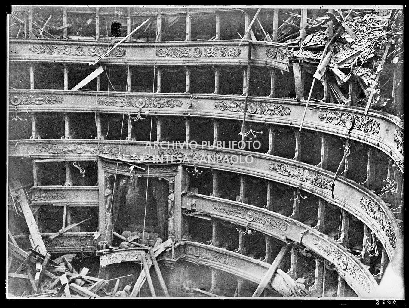 Scorcio dell'interno del Teatro alla Scala di Milano dopo i bombardamenti: in primo piano gli ordini di palchi e il palco reale