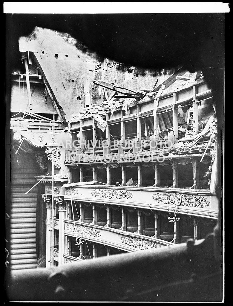 Scorcio dell'interno del Teatro alla Scala di Milano dopo i bombardamenti: visibili in parte gli ordini di palchi e il palcoscenico