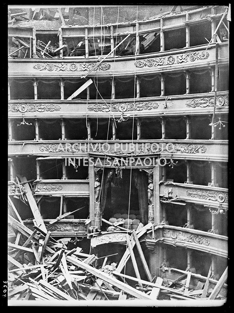 Particolare dei palchi del Teatro alla Scala di Milano, tra cui il palco reale, gravemente danneggiati dopo i bombardamenti che hanno causato il crollo del tetto e della volta centinata sottostante distruggendo in parte il quinto e sesto ordine di gallerie e danneggiando il proscenio e la platea.