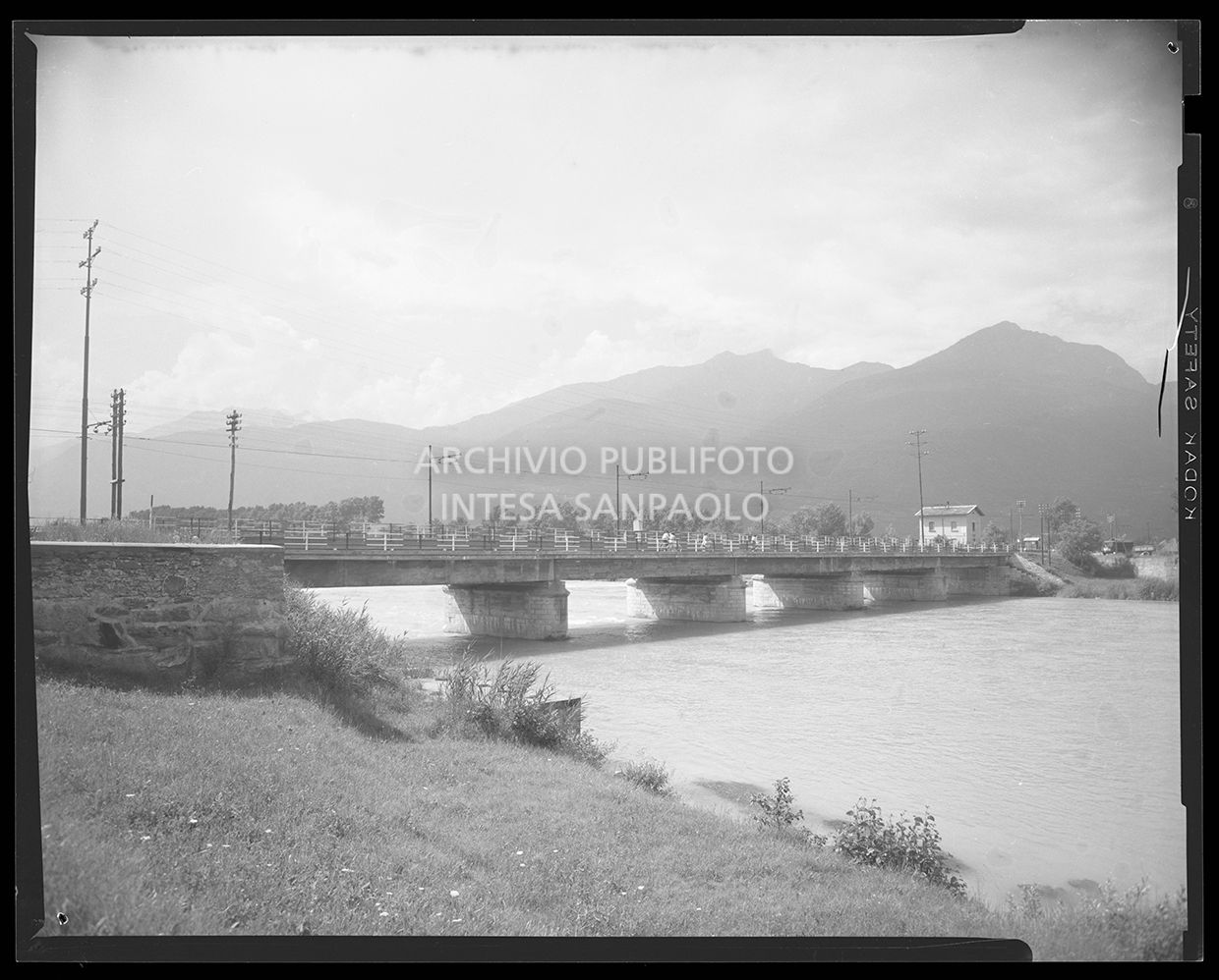 Ponte su un fiume<br>20155